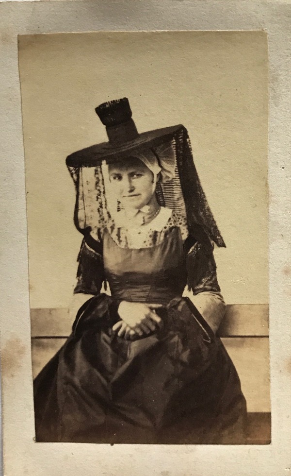 Image du produit 2 études de costume et de coiffe. Pays de Bresse.