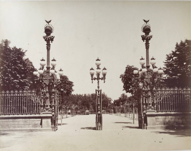 Product image Barcelone. Gaudí. Entrée du Parc La Ciutadella. Parc de la Citadelle. Entrée du cimetière del Este.