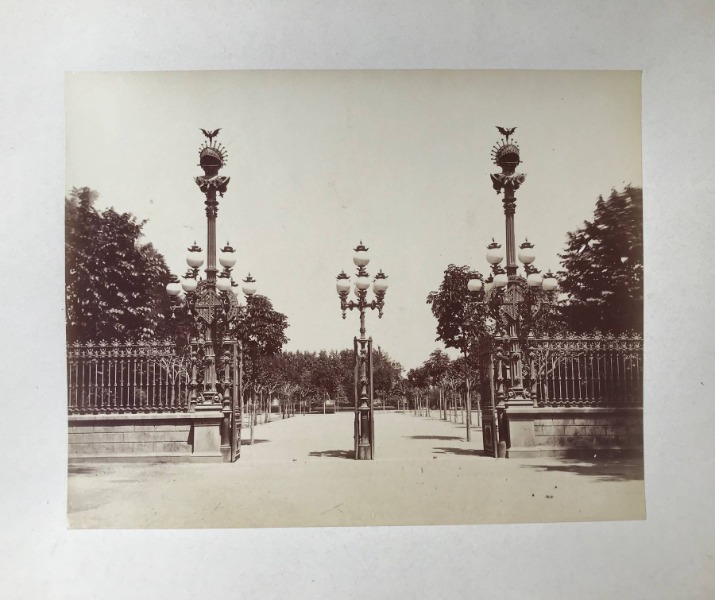 Product image Barcelone. Gaudí. Entrée du Parc La Ciutadella. Parc de la Citadelle. Entrée du cimetière del Este.