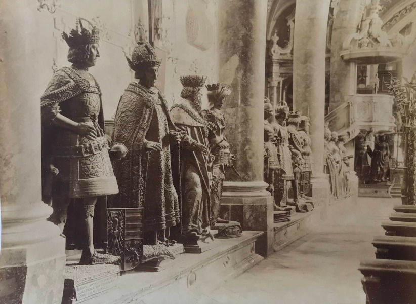 Product image Innsbruck. Statues du mausolée de Maximilien Ier, Hofkirche.