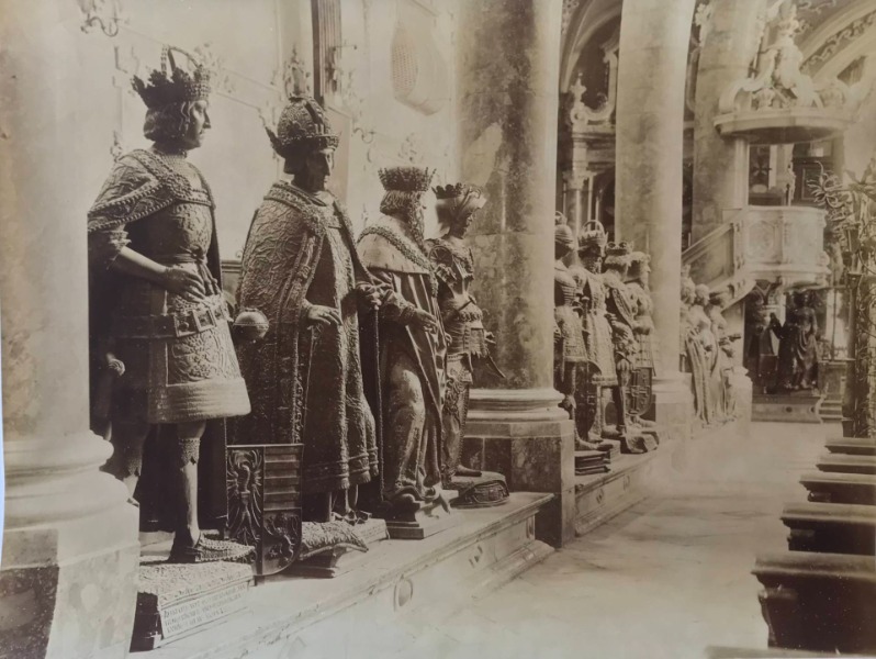 Product image Innsbruck. Statues du mausolée de Maximilien Ier, Hofkirche.