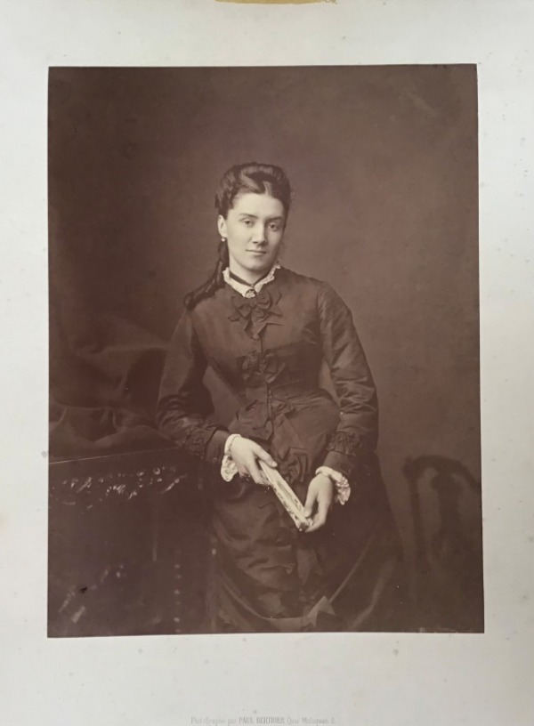 Image du produit Jeune femme à l'éventail.
