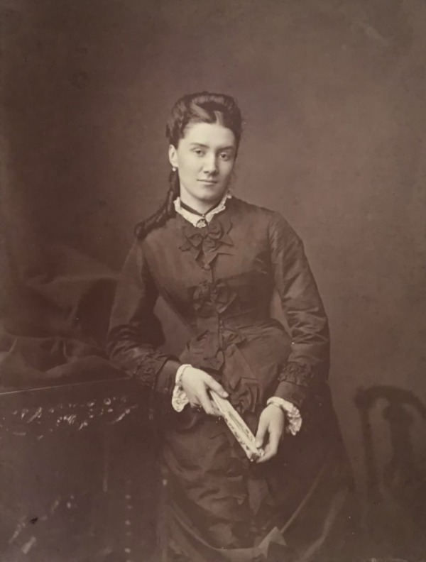 Image du produit Jeune femme à l'éventail.