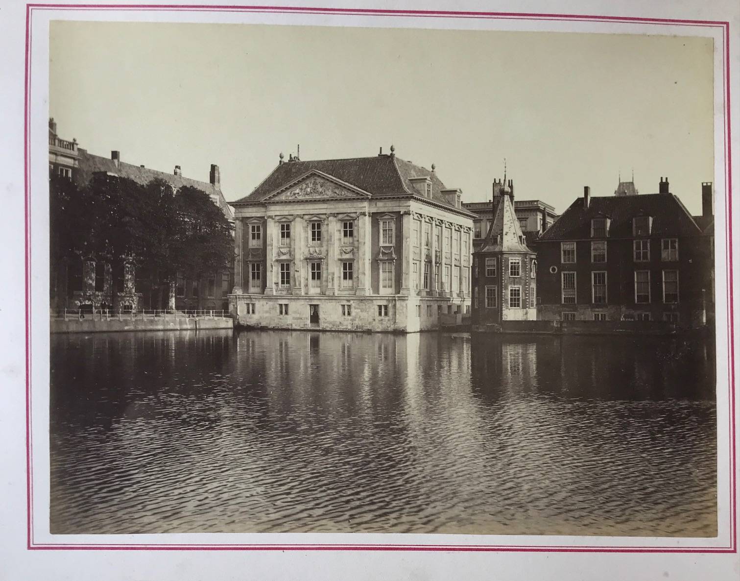 Product The Hague, Netherlands. La Haye, Pays-Bas. 6 photographies. thumbnail