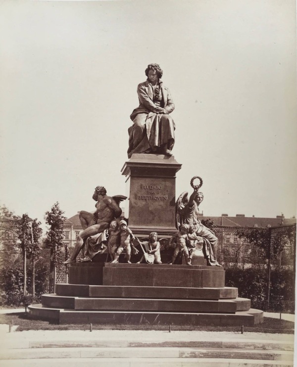 Product image Vienne. Monument à Beethoven, Statue équestre de l'Archiduc Charles, Place de Joseph, empereur.